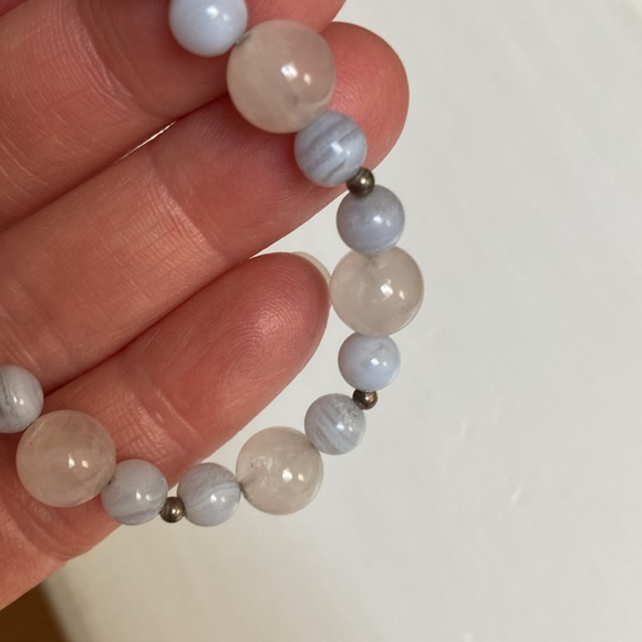 Multi color Marble like beads, with metal hook clasp - Picture 5 of 7